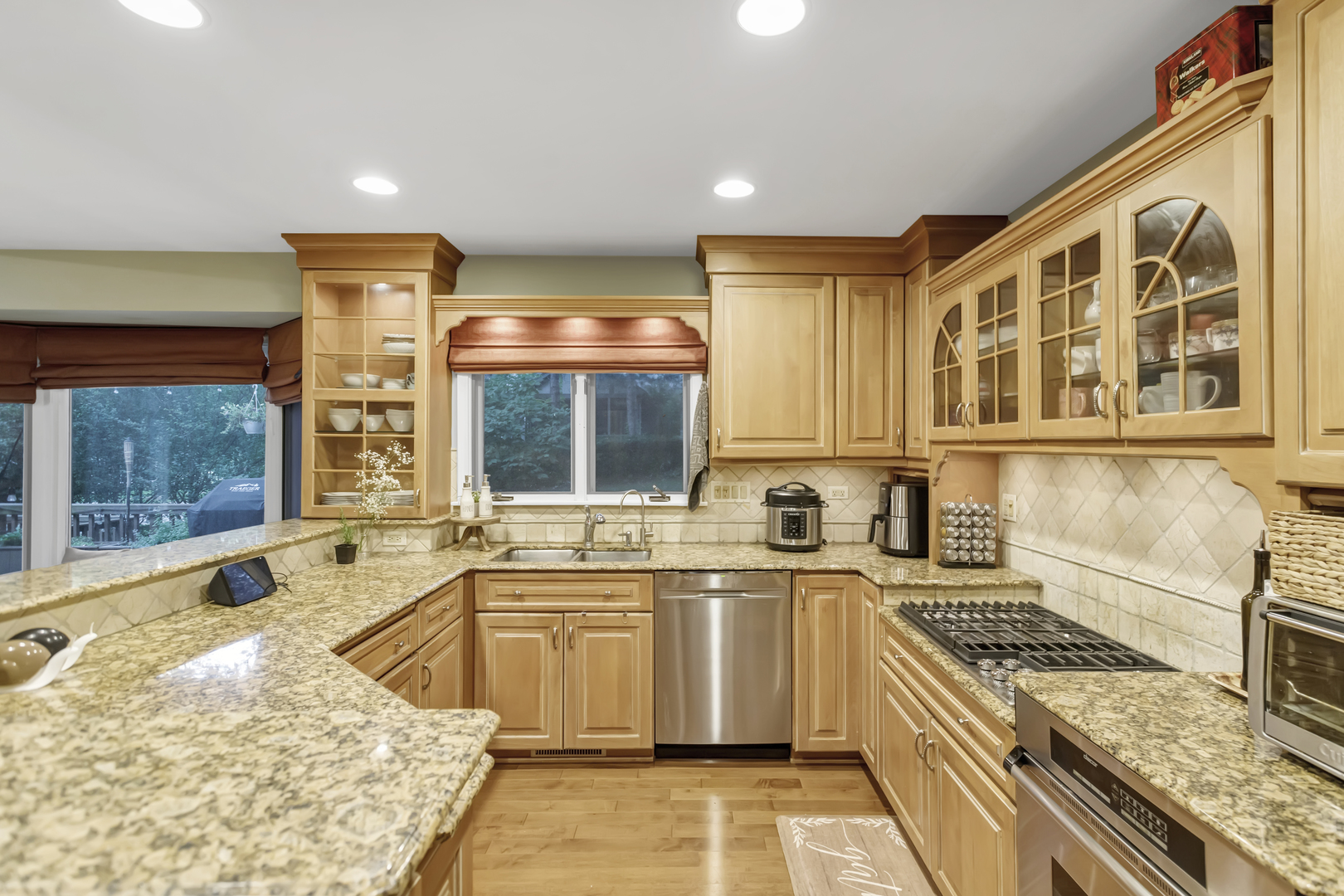 985 Chapel Court, Glen Ellyn, IL 60137
