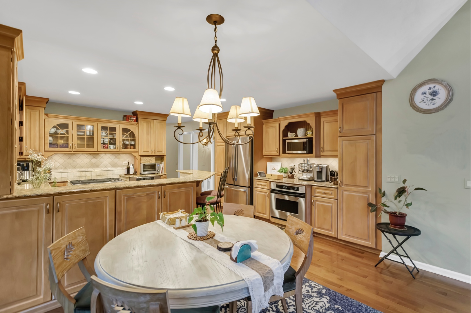 985 Chapel Court, Glen Ellyn, IL 60137