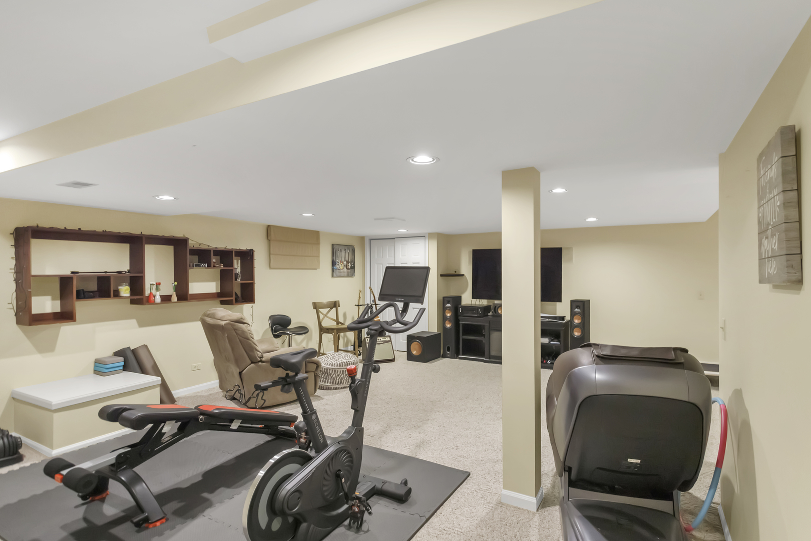 985 Chapel Court, Glen Ellyn, IL 60137