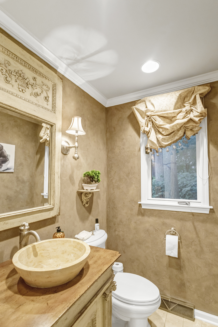 985 Chapel Court, Glen Ellyn, IL 60137