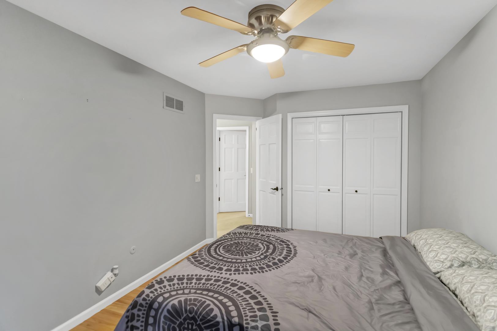 985 Chapel Court, Glen Ellyn, IL 60137