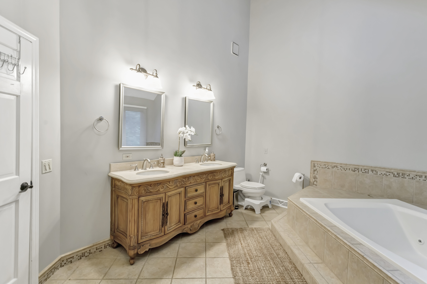 985 Chapel Court, Glen Ellyn, IL 60137