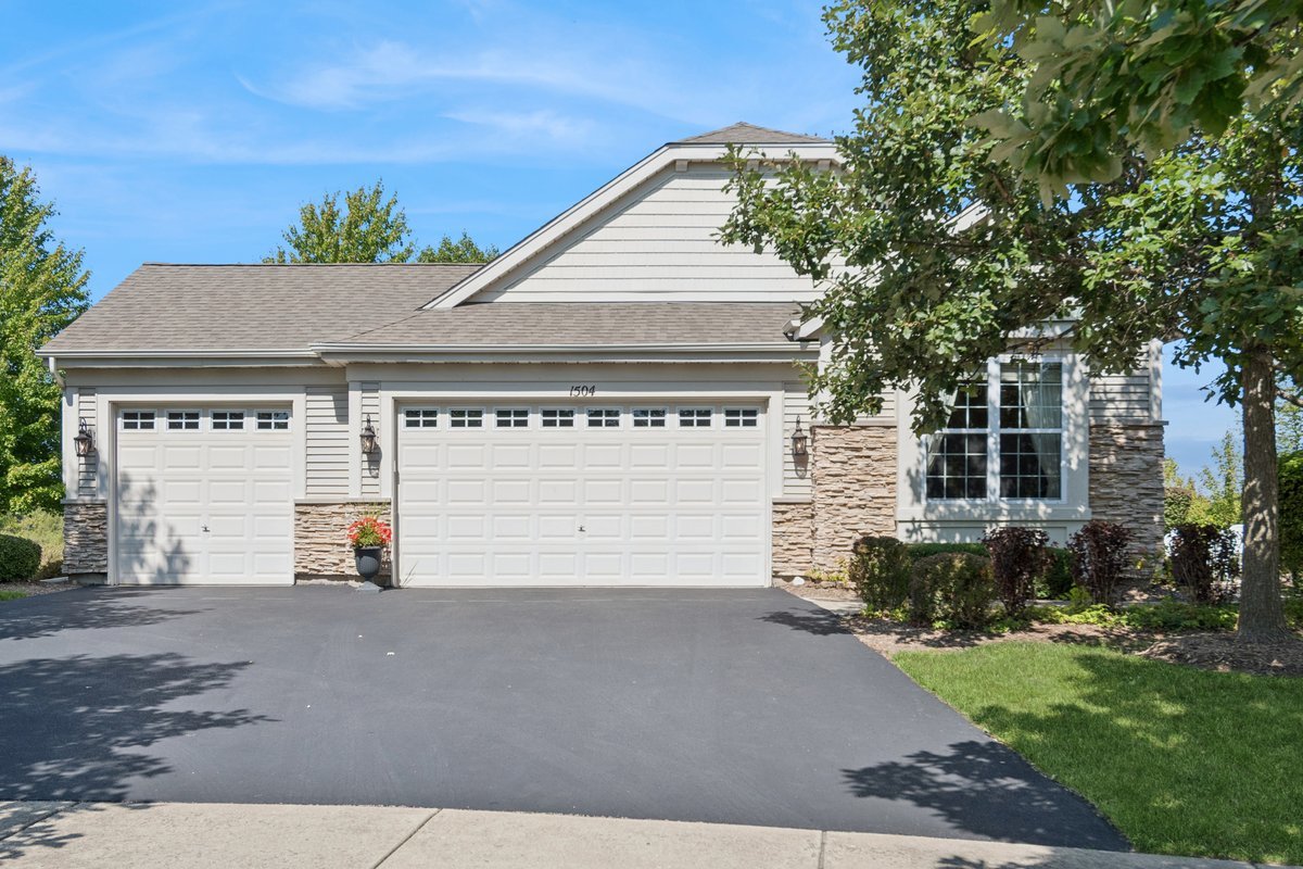 1504 Mansfield Drive, Aurora, IL 60502