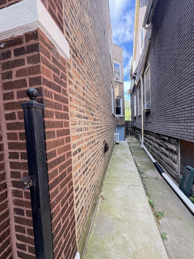 940 N Leclaire Avenue, Chicago, IL 60651