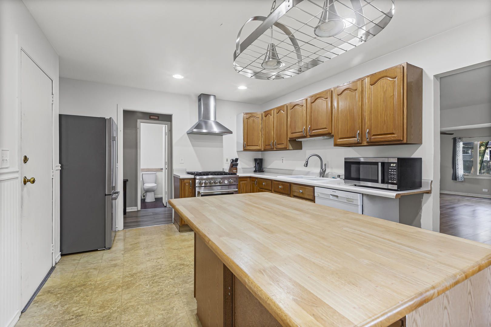 7664 Willow Avenue, Woodridge, IL 60517