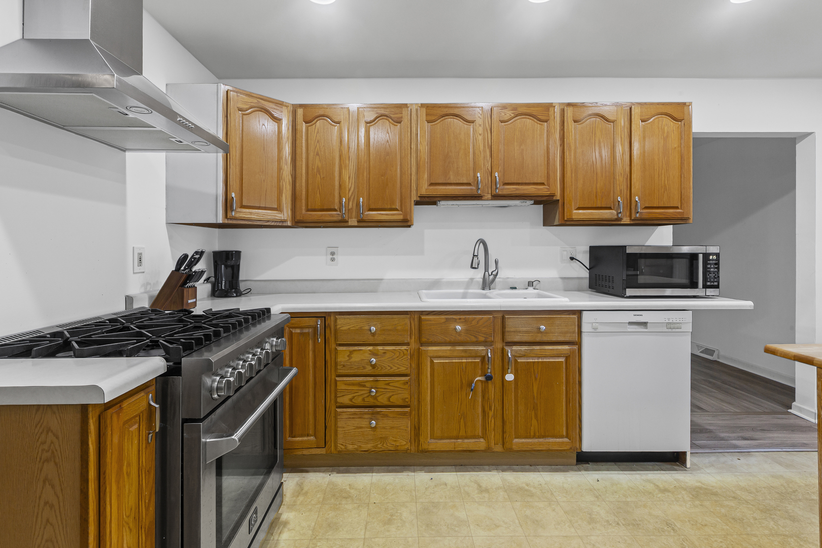 7664 Willow Avenue, Woodridge, IL 60517