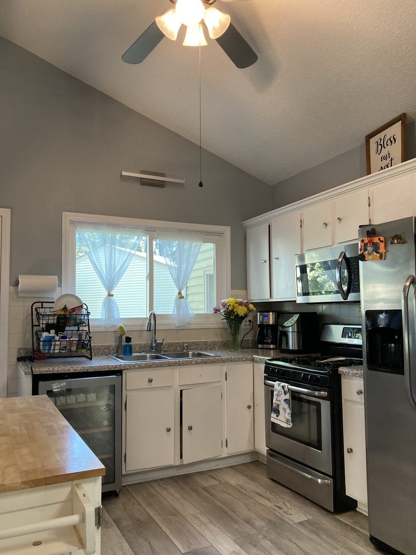 351 Juniper Court, Carol Stream, IL 60188