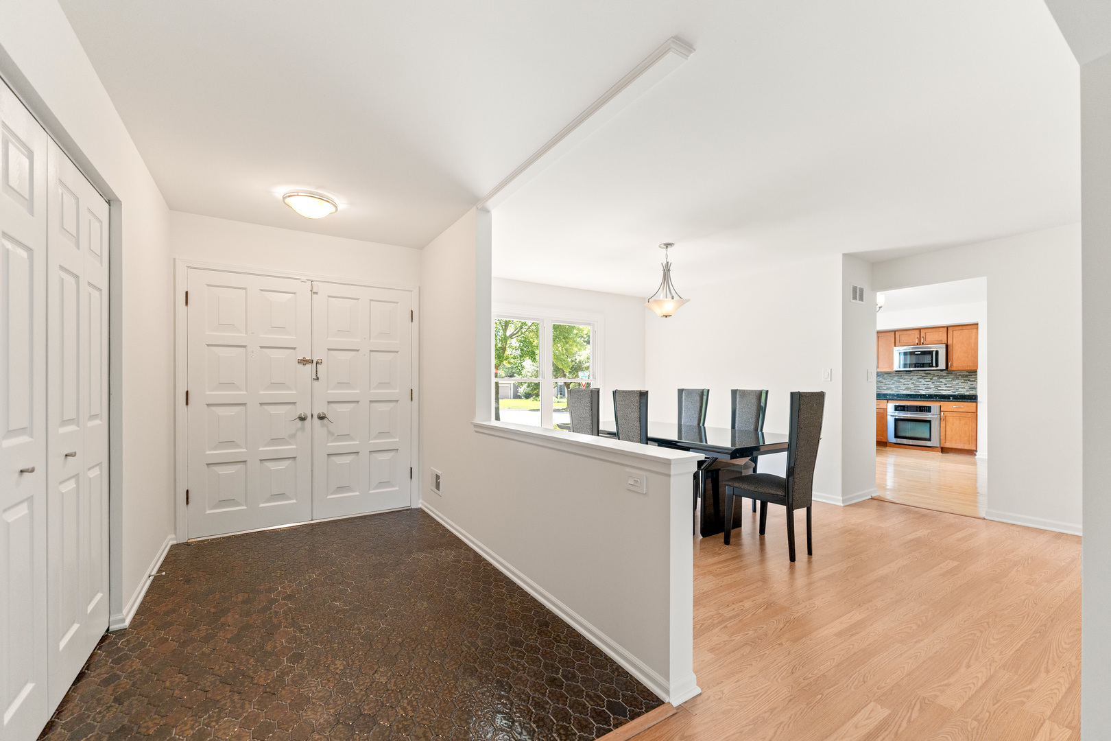 1912 FRIARS Lane, Mundelein, IL 60060