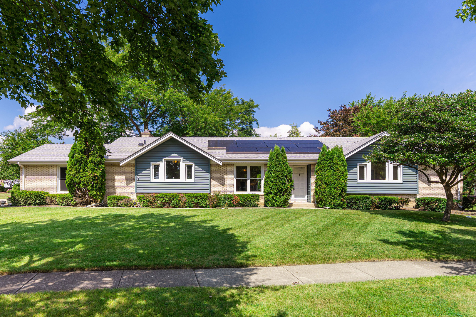 1912 FRIARS Lane, Mundelein, IL 60060