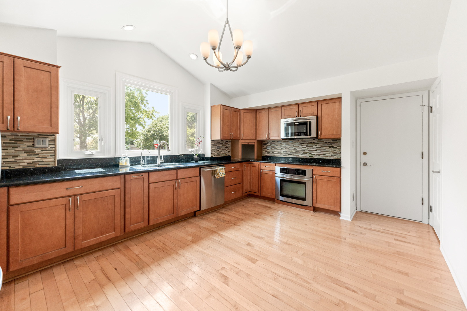 1912 FRIARS Lane, Mundelein, IL 60060