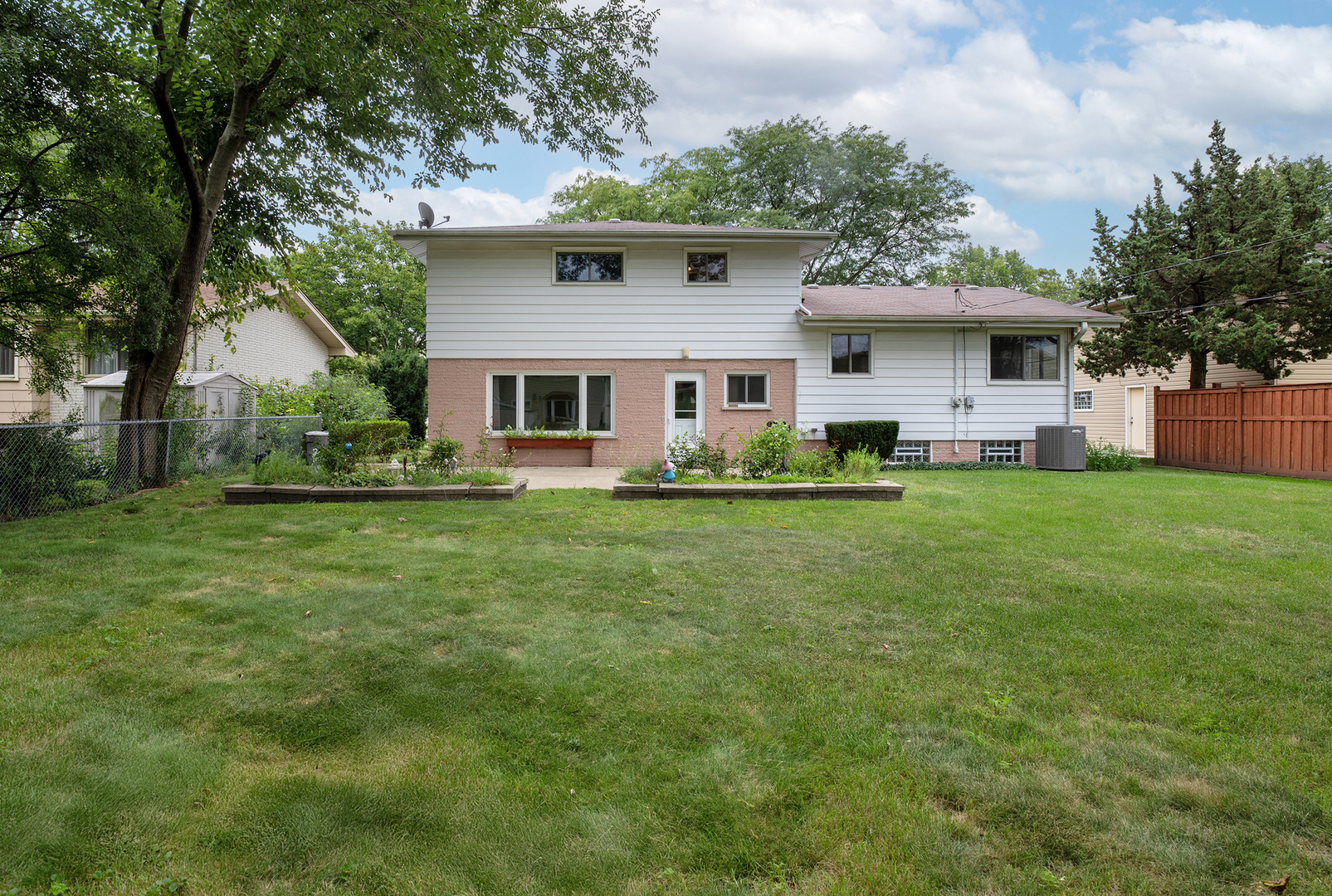 1400 E Ironwood Drive, Mount Prospect, IL 60056