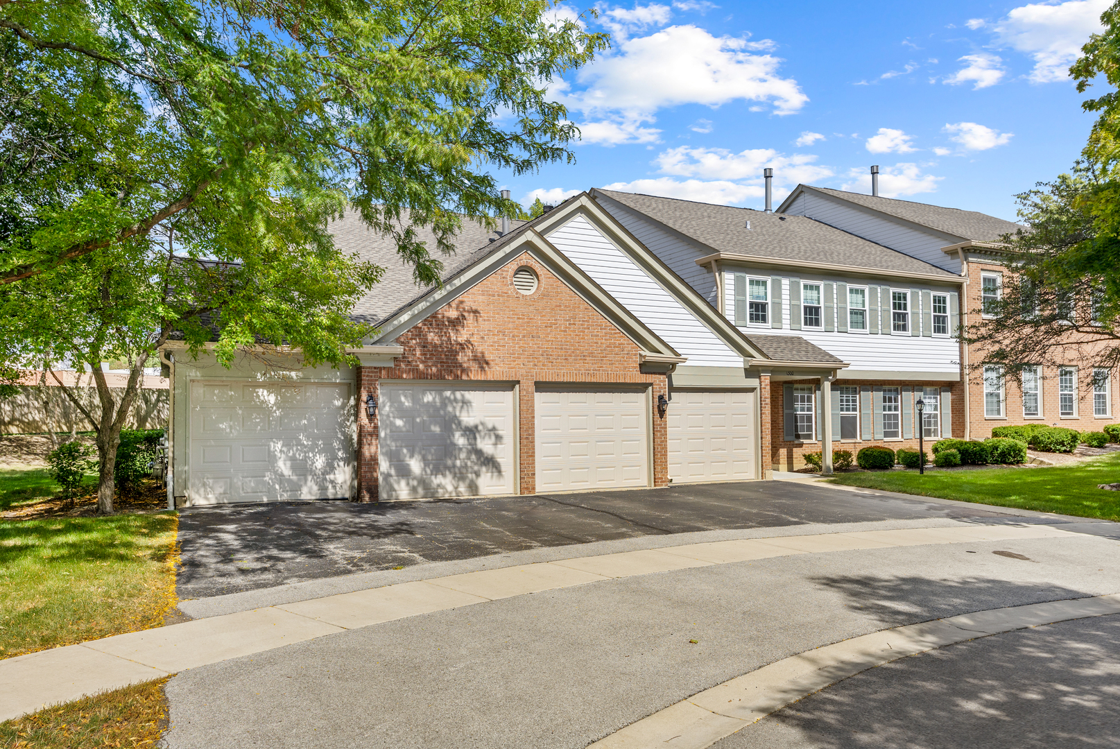 1300 WOODSIDE Court #B1, Schaumburg, IL 60193
