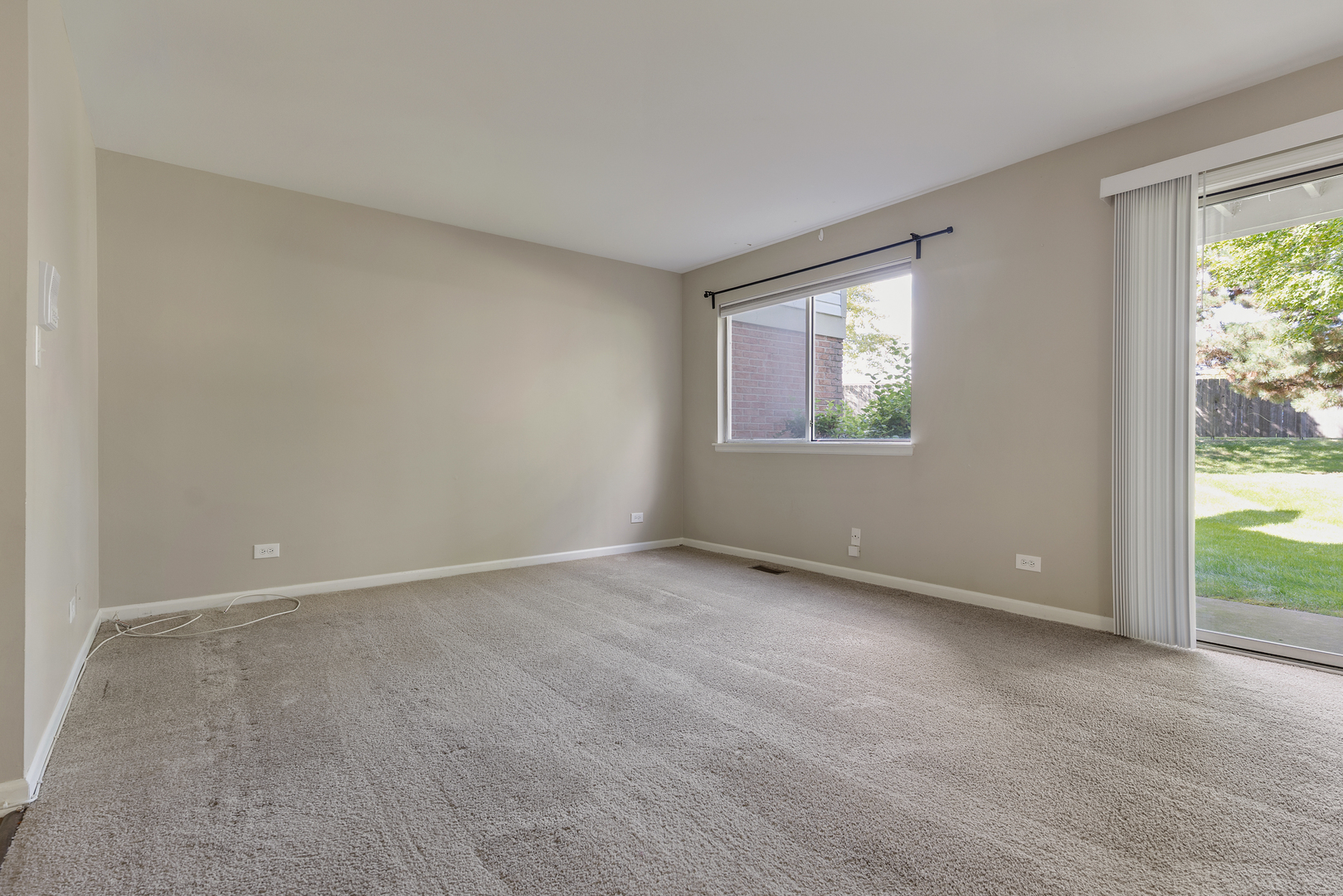 1300 WOODSIDE Court #B1, Schaumburg, IL 60193