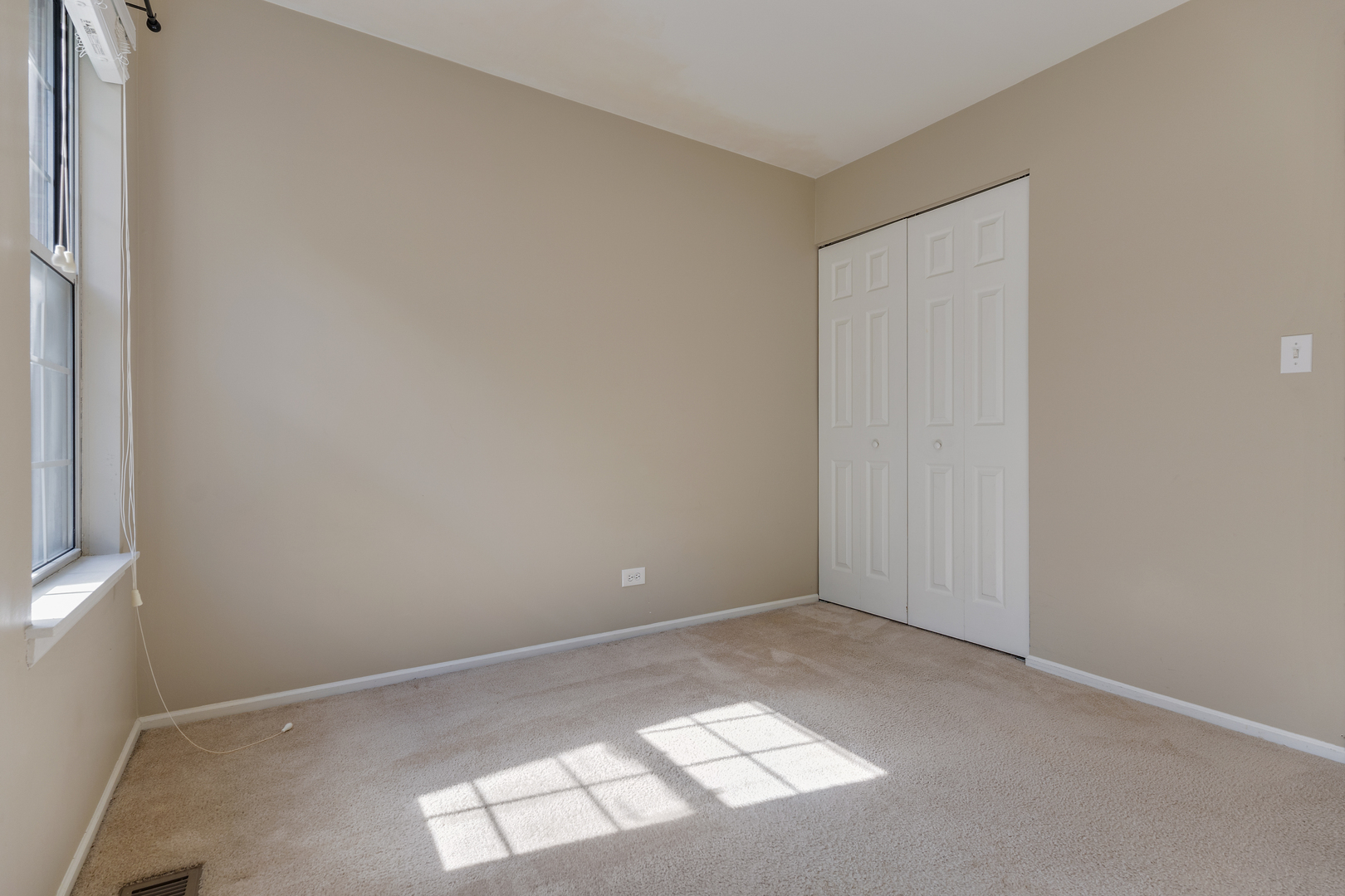 1300 WOODSIDE Court #B1, Schaumburg, IL 60193