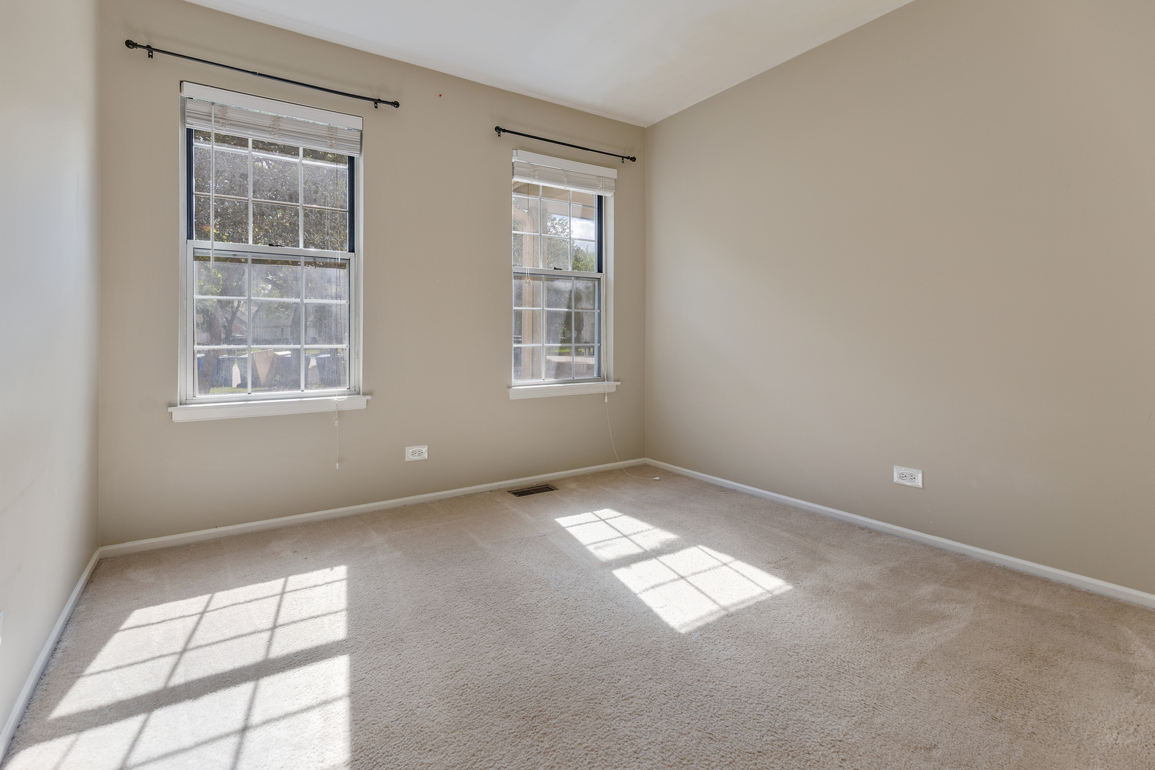 1300 WOODSIDE Court #B1, Schaumburg, IL 60193