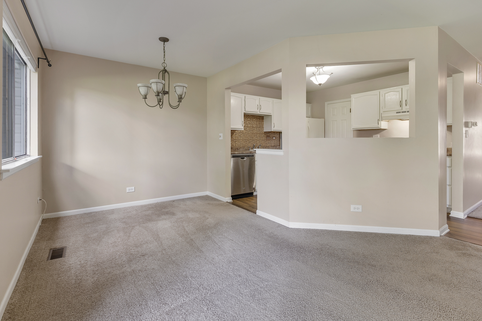 1300 WOODSIDE Court #B1, Schaumburg, IL 60193