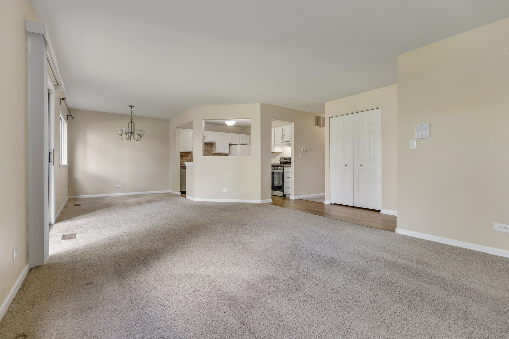 1300 WOODSIDE Court #B1, Schaumburg, IL 60193