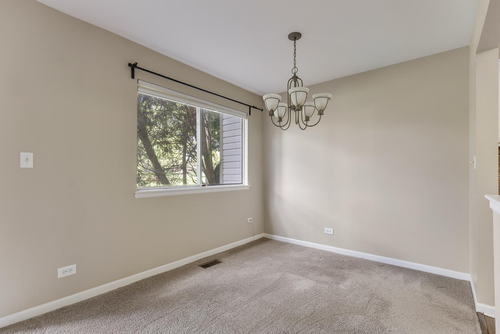 1300 WOODSIDE Court #B1, Schaumburg, IL 60193