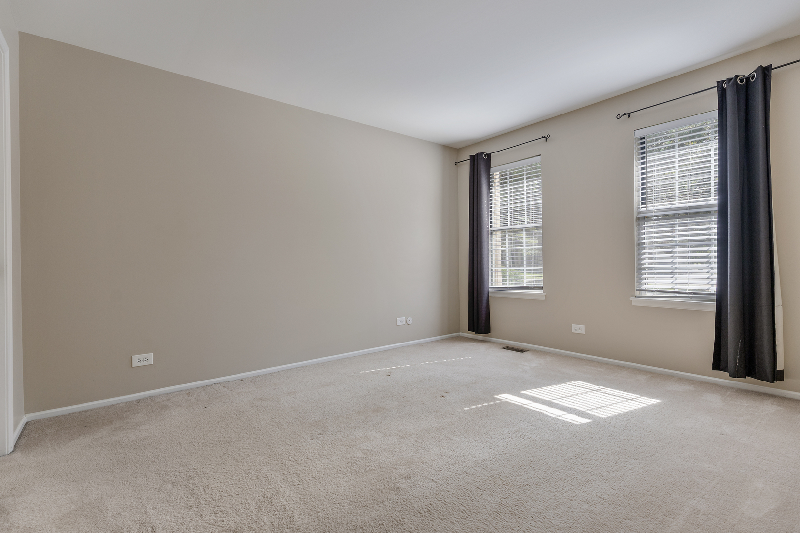 1300 WOODSIDE Court #B1, Schaumburg, IL 60193