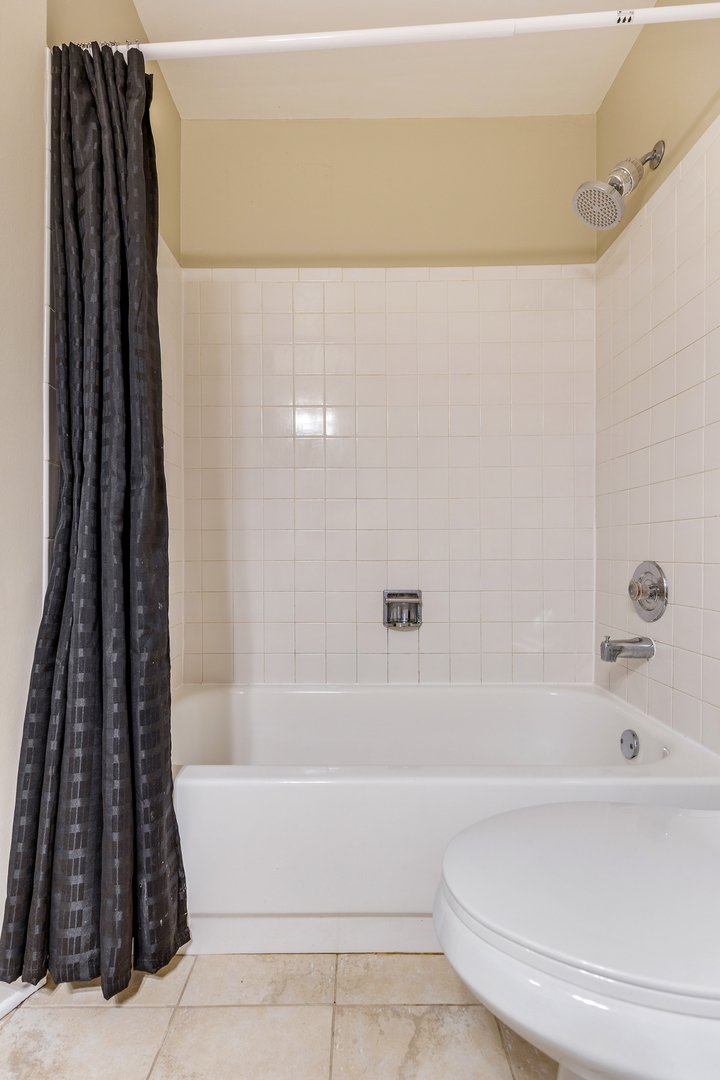 1300 WOODSIDE Court #B1, Schaumburg, IL 60193