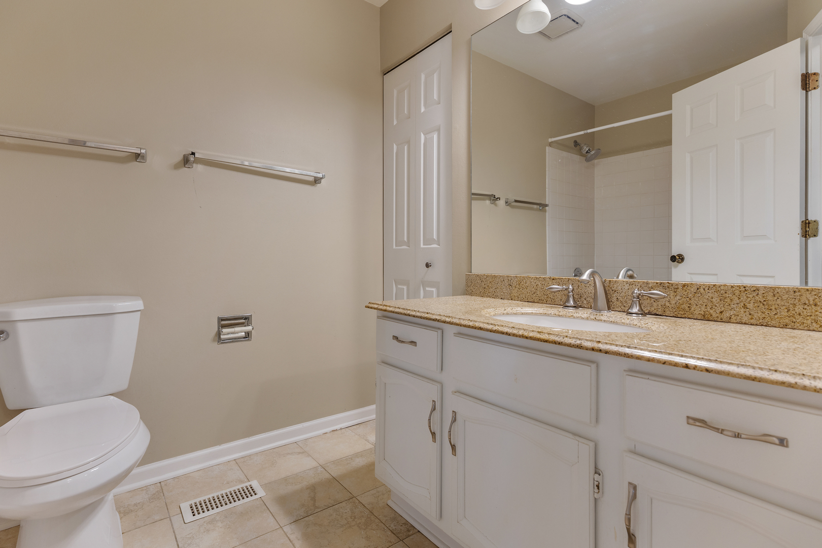 1300 WOODSIDE Court #B1, Schaumburg, IL 60193