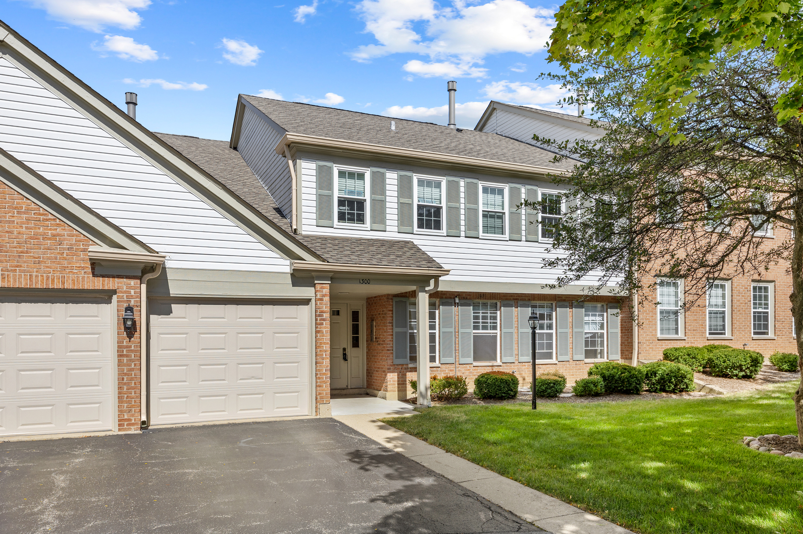 1300 WOODSIDE Court #B1, Schaumburg, IL 60193