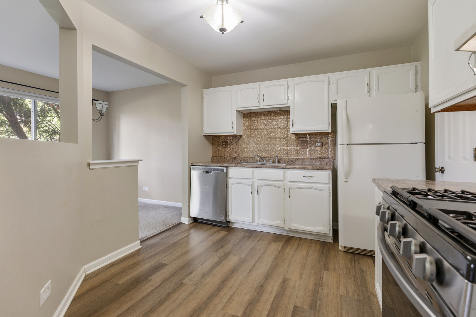 1300 WOODSIDE Court #B1, Schaumburg, IL 60193
