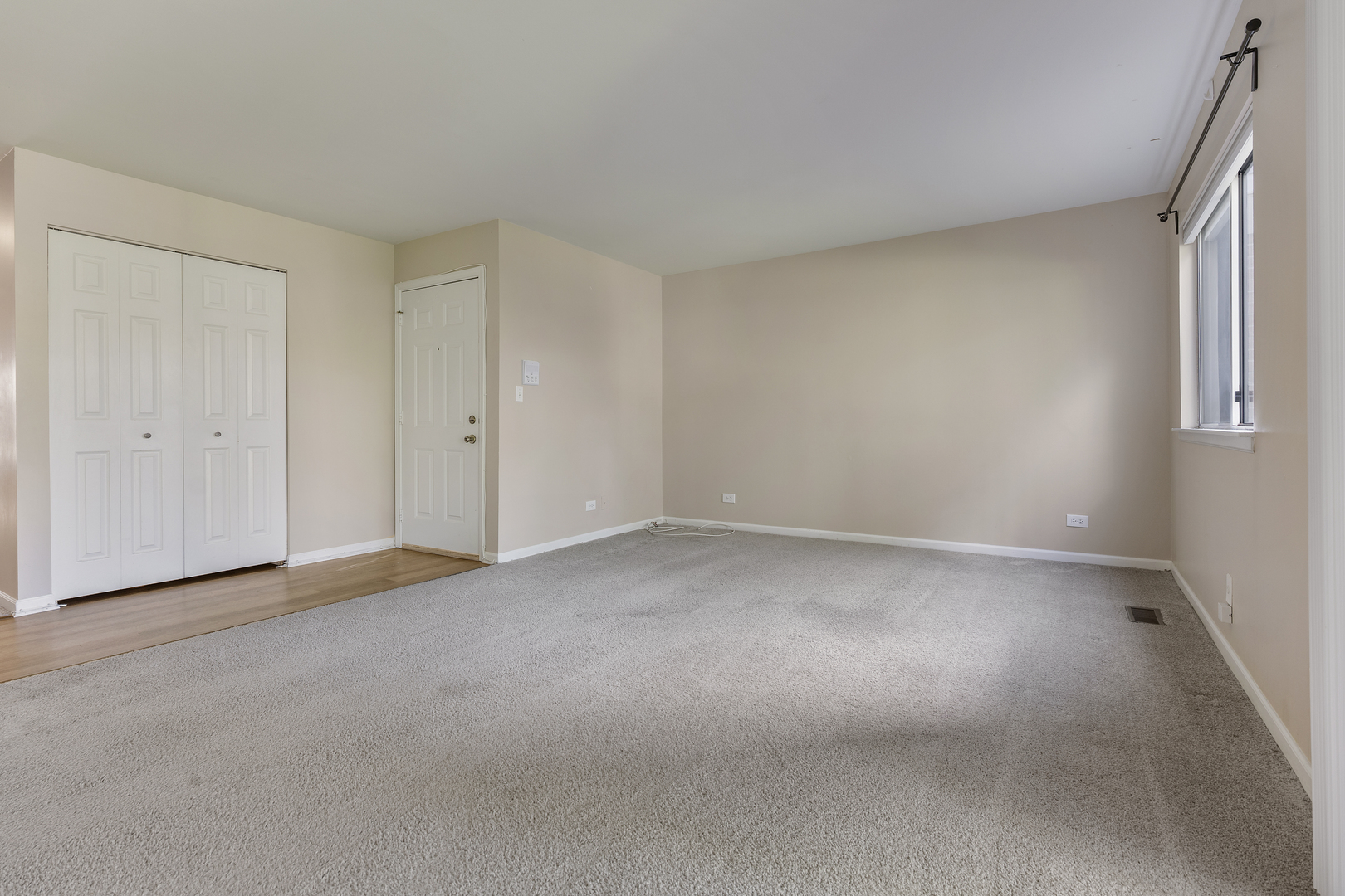 1300 WOODSIDE Court #B1, Schaumburg, IL 60193