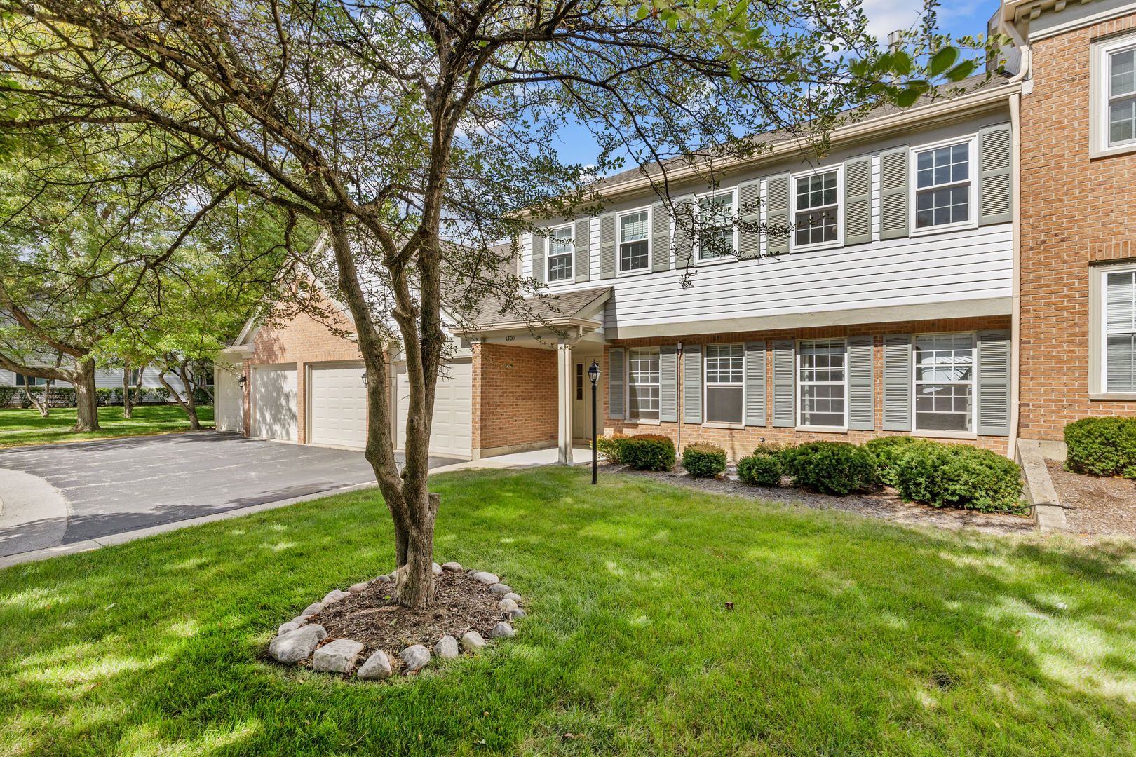 1300 WOODSIDE Court #B1, Schaumburg, IL 60193