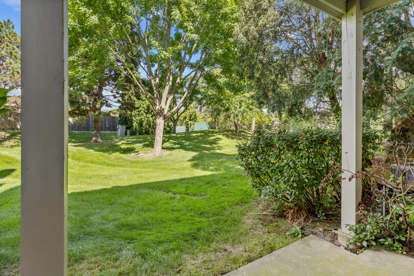 1300 WOODSIDE Court #B1, Schaumburg, IL 60193