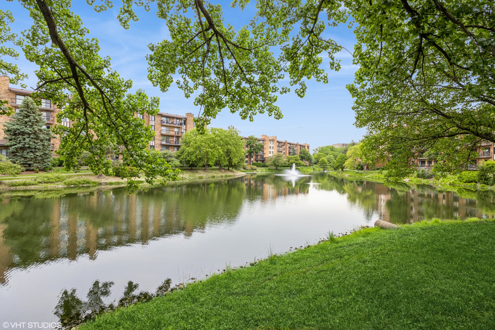 301 Lake Hinsdale Drive #404, Willowbrook, IL 60527
