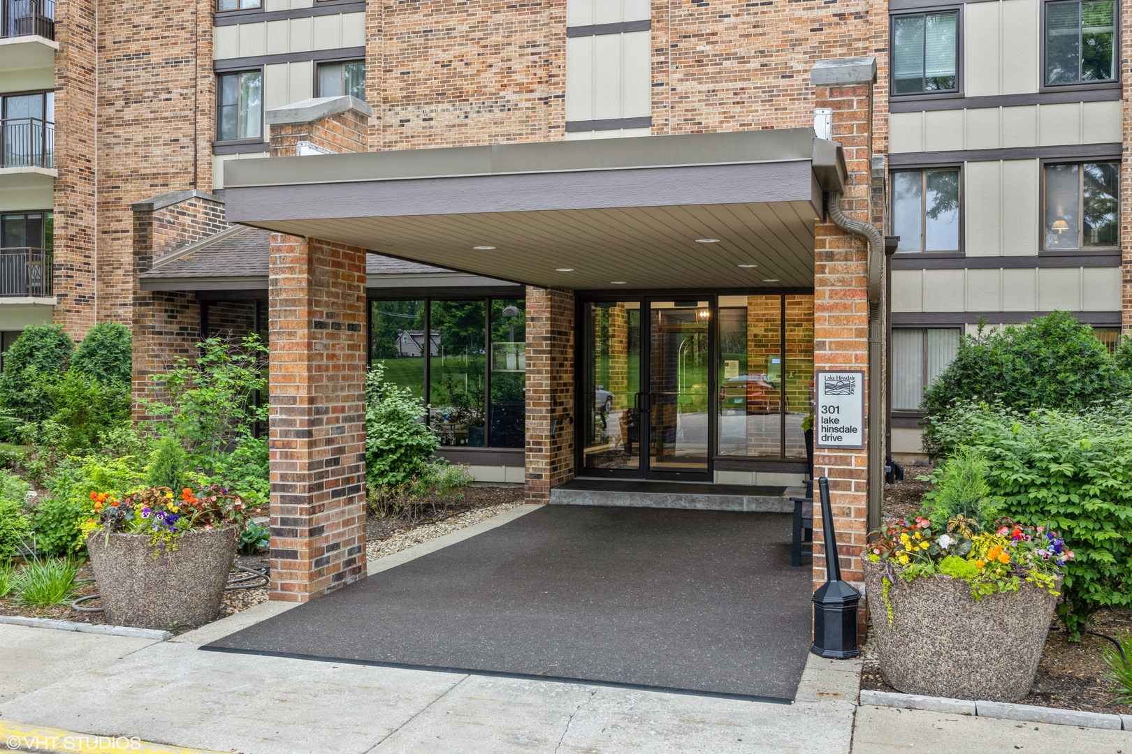 301 Lake Hinsdale Drive #404, Willowbrook, IL 60527