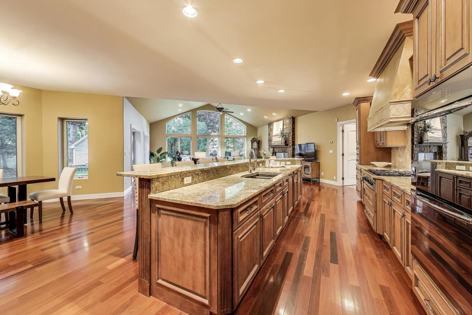 650 W Echo Lane, Palatine, IL 60067