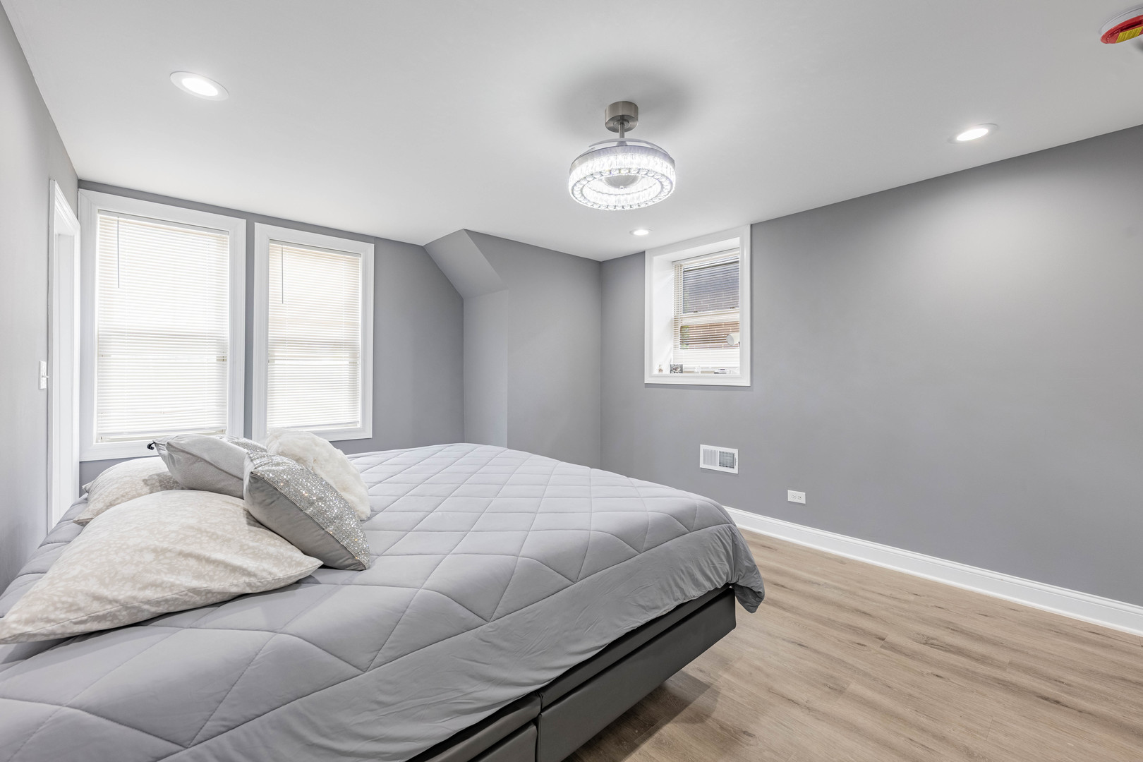 7335 S Greenwood Avenue, Chicago, IL 60619