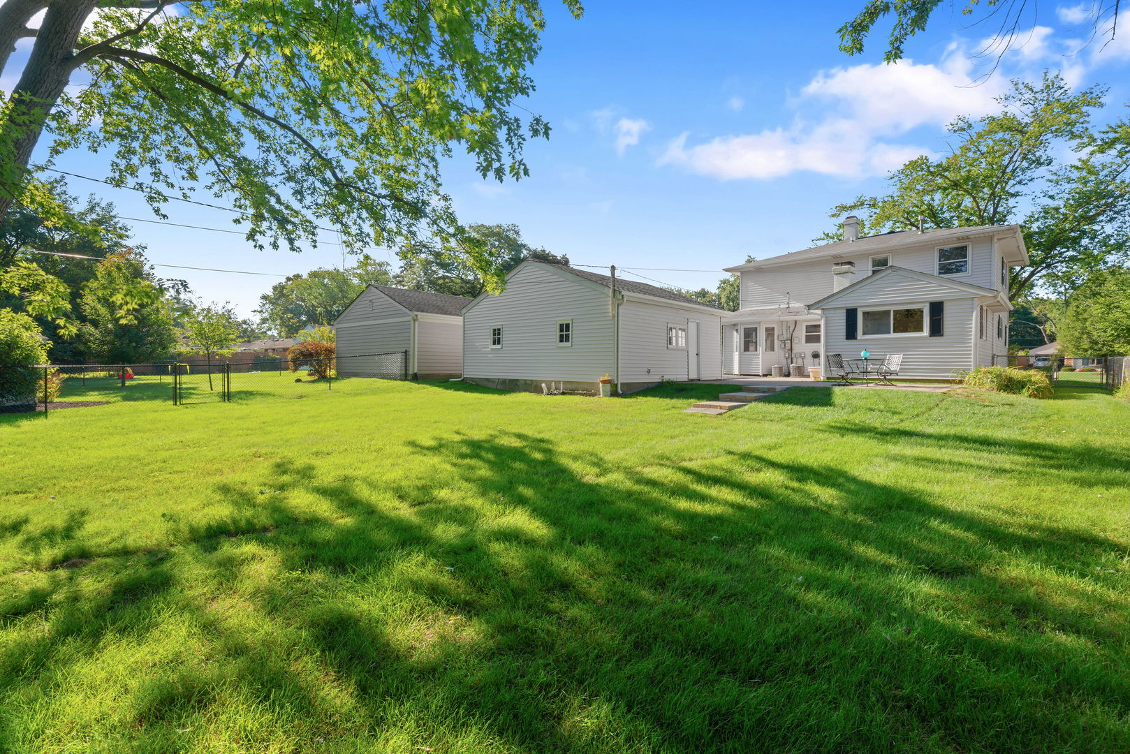2410 Sigwalt Street, Rolling Meadows, IL 60008