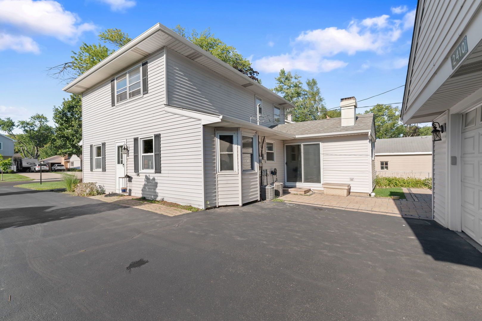 2410 Sigwalt Street, Rolling Meadows, IL 60008