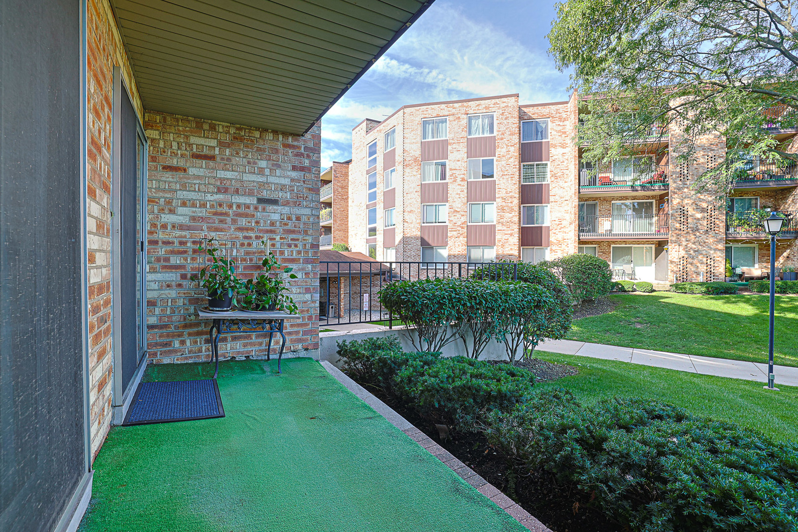 500 W Huntington Commons Road #147, Mount Prospect, IL 60056