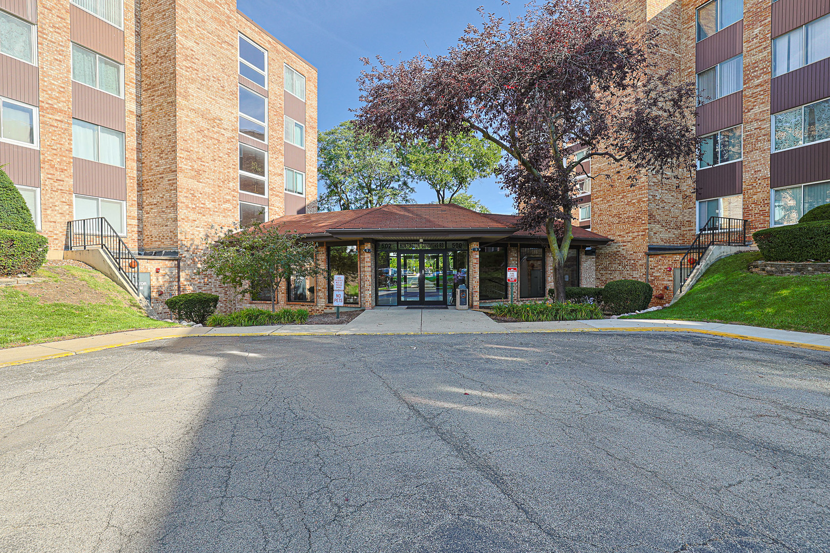 500 W Huntington Commons Road #147, Mount Prospect, IL 60056