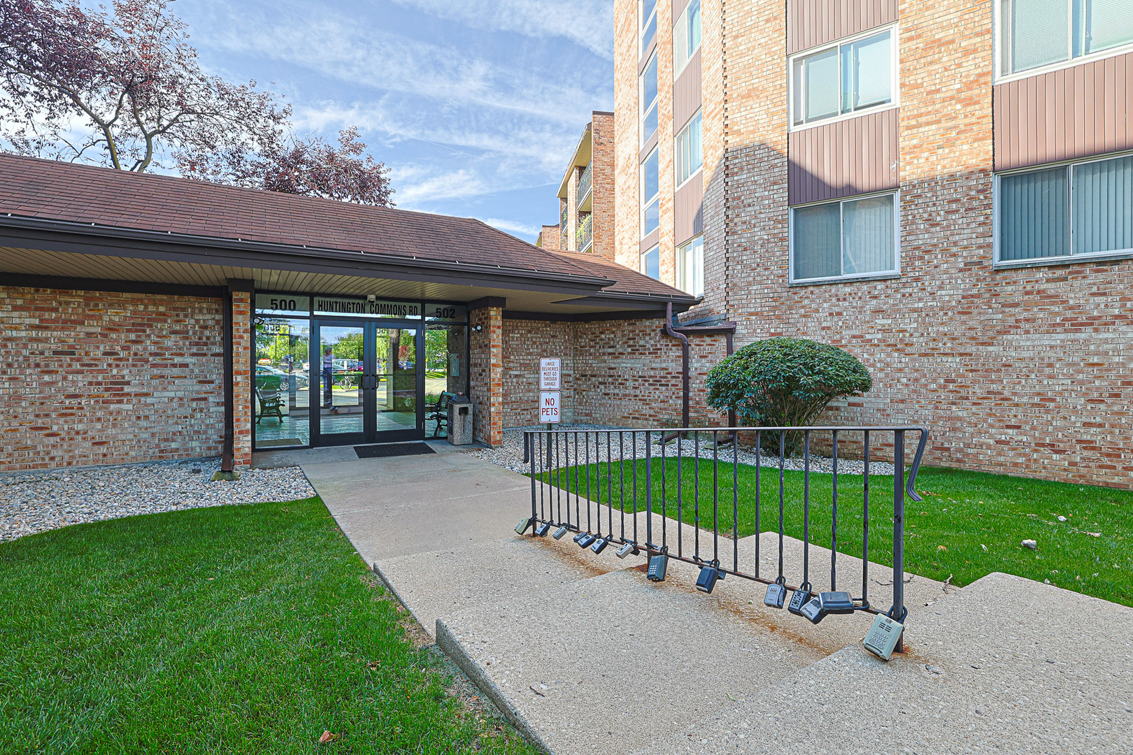 500 W Huntington Commons Road #147, Mount Prospect, IL 60056