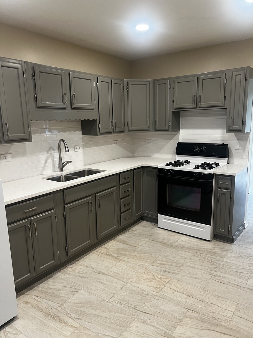 705 Amanda Avenue #707, McHenry, IL 60051