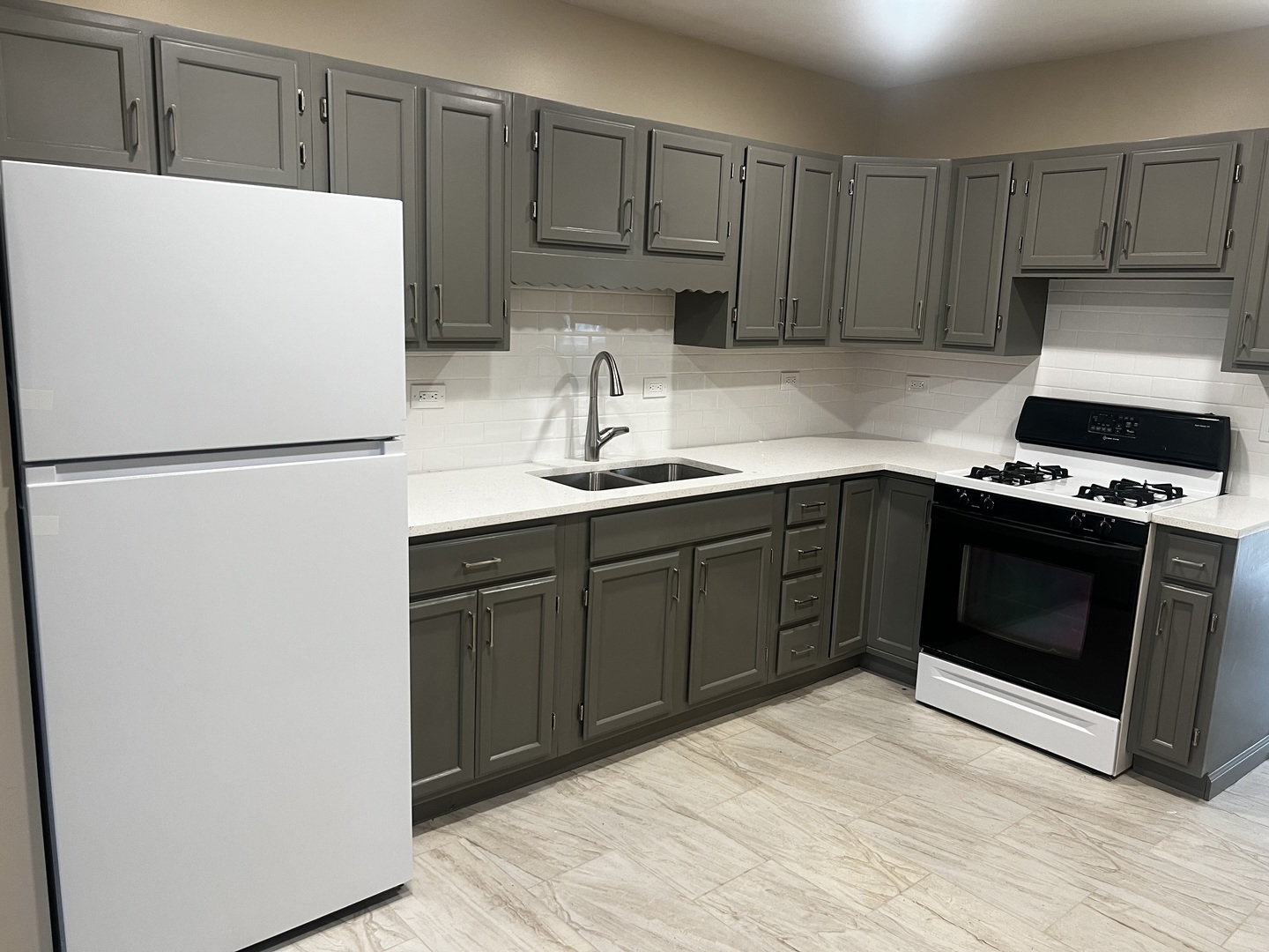 705 Amanda Avenue #707, McHenry, IL 60051