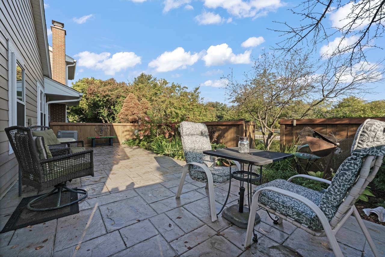 21 White Pine Drive, Schaumburg, IL 60193