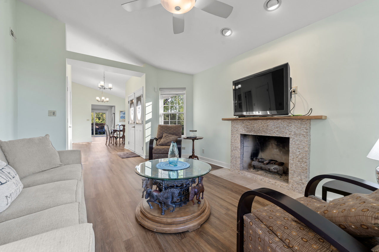 21 White Pine Drive, Schaumburg, IL 60193