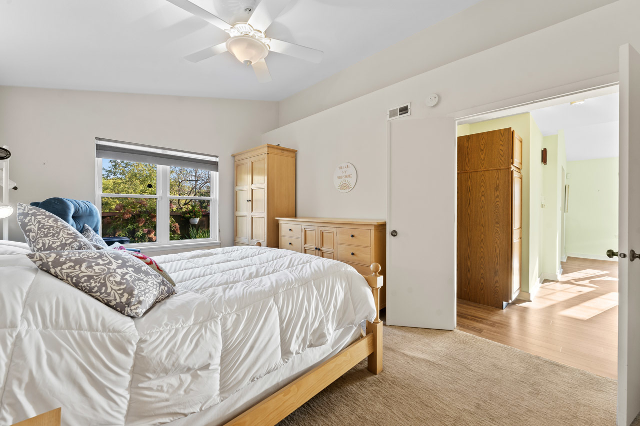 21 White Pine Drive, Schaumburg, IL 60193