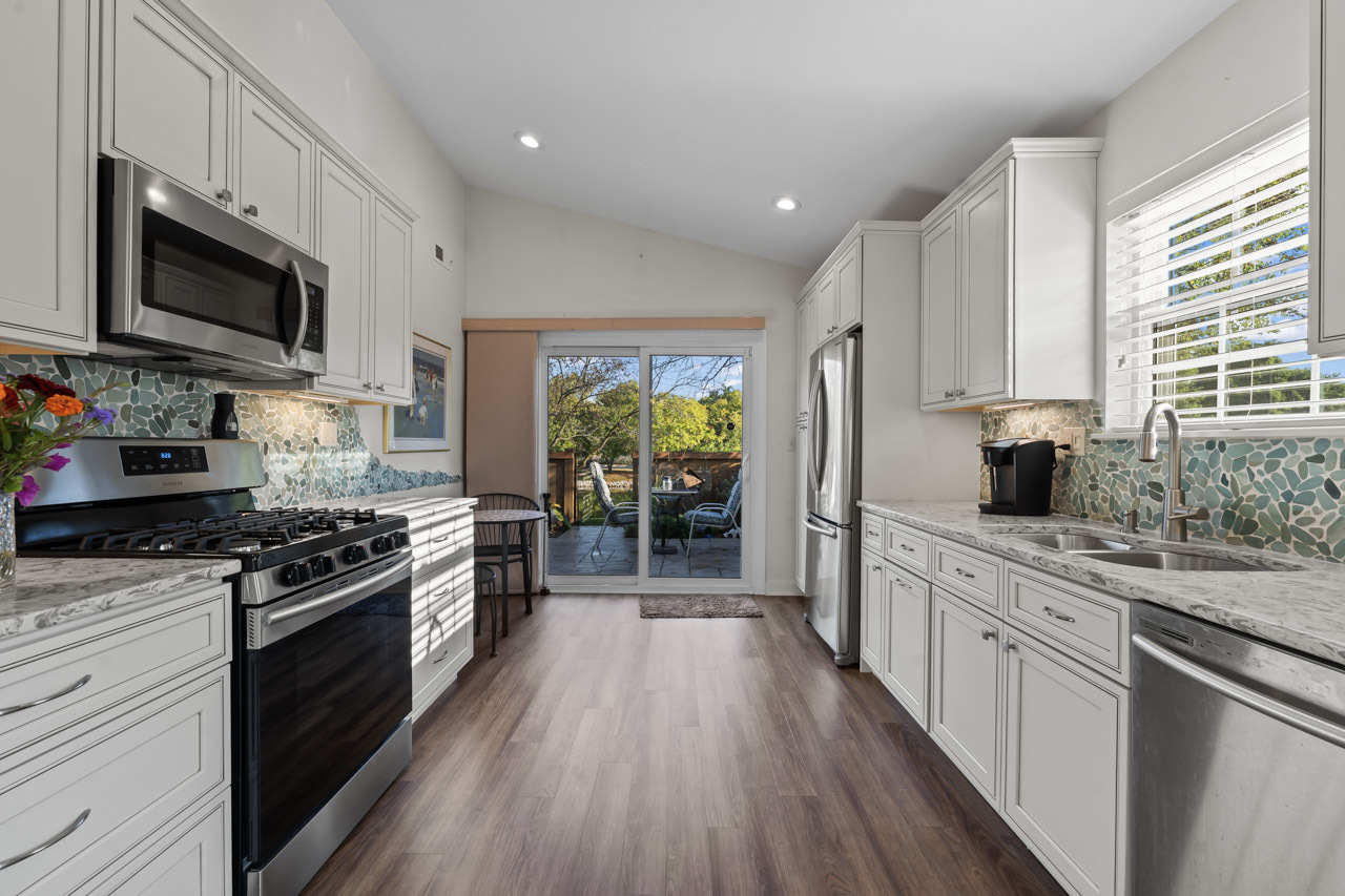 21 White Pine Drive, Schaumburg, IL 60193