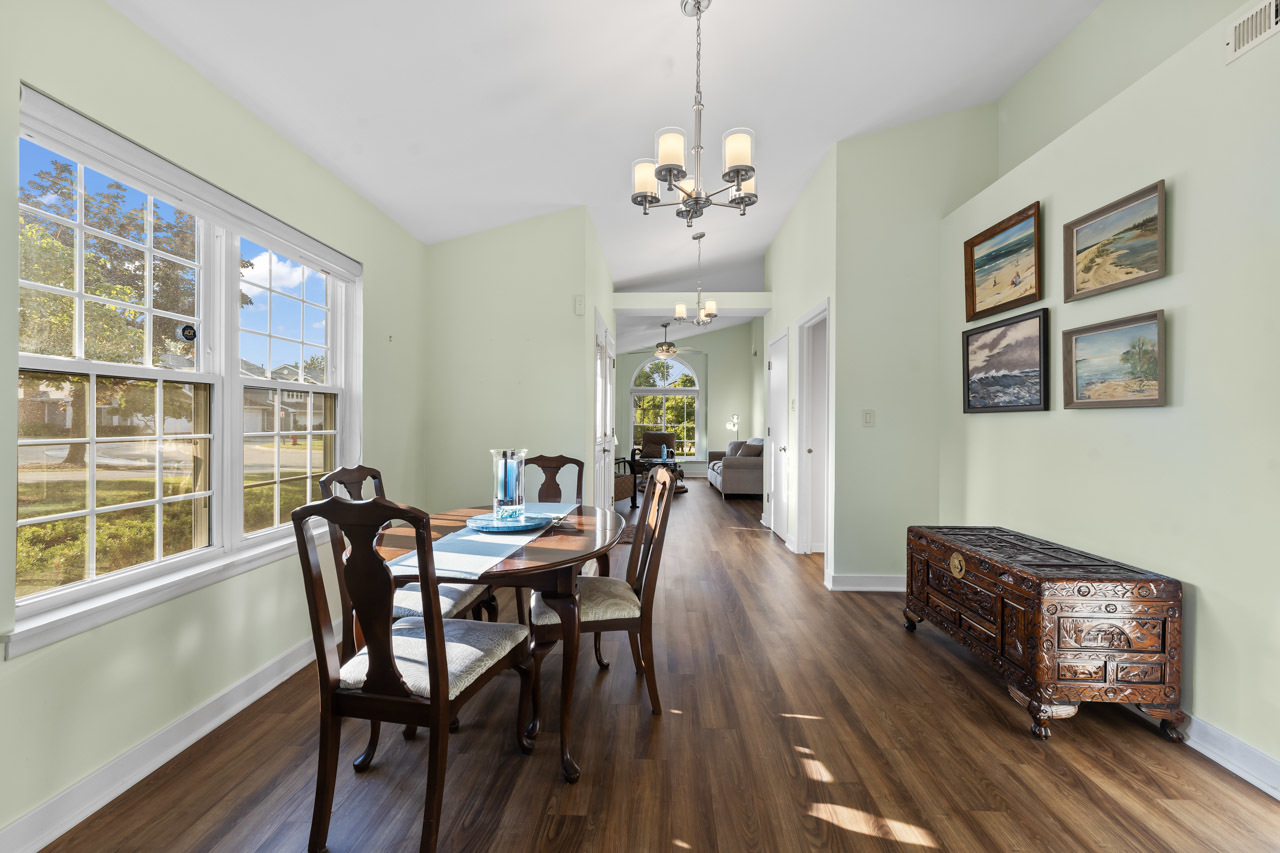 21 White Pine Drive, Schaumburg, IL 60193