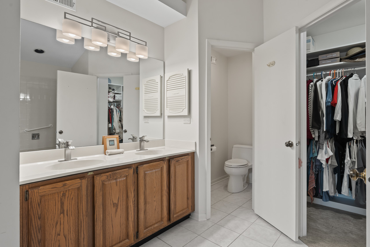 21 White Pine Drive, Schaumburg, IL 60193