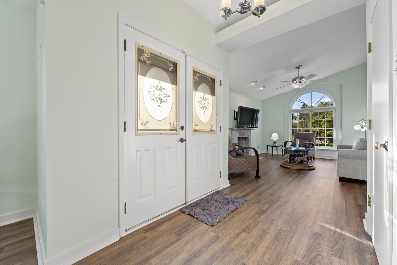 21 White Pine Drive, Schaumburg, IL 60193