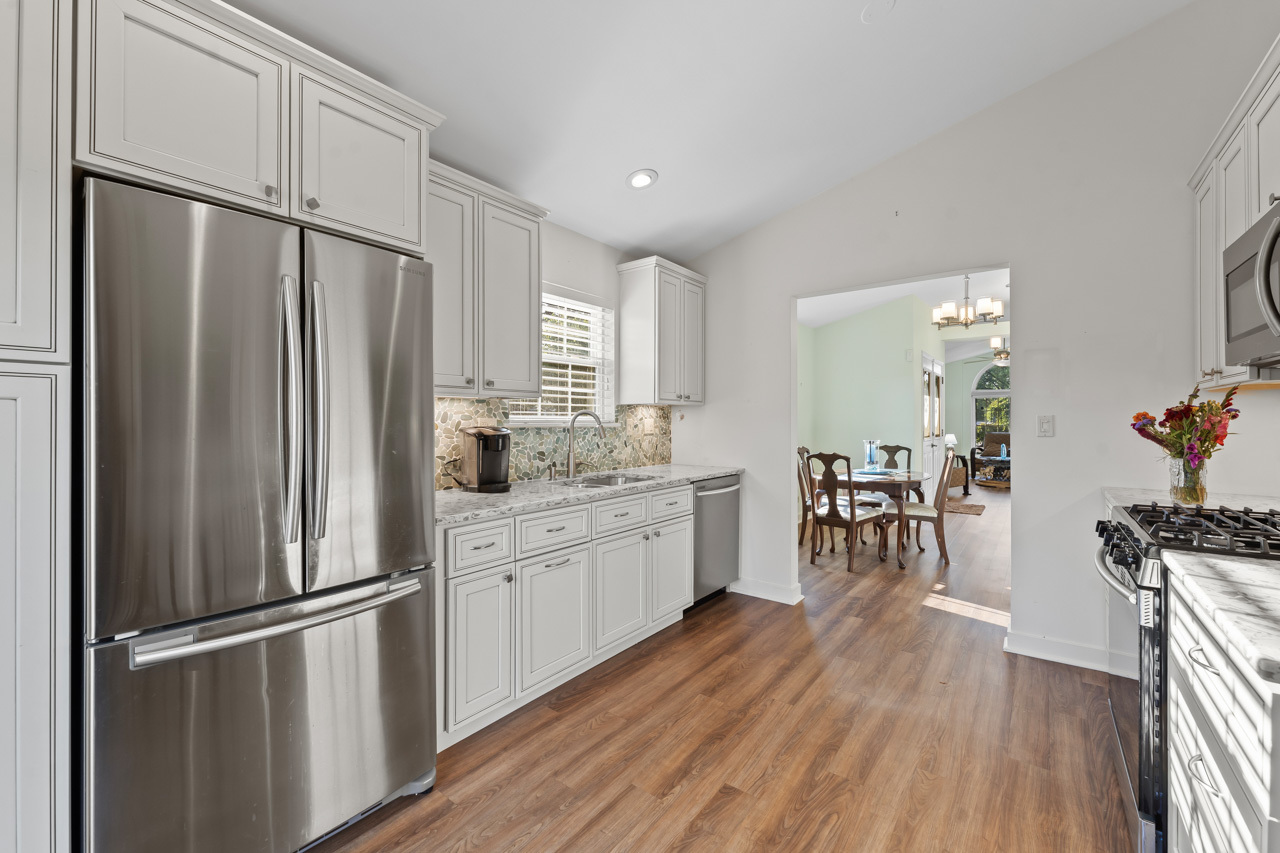 21 White Pine Drive, Schaumburg, IL 60193