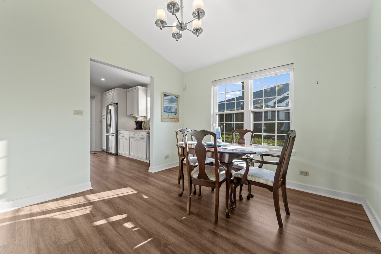 21 White Pine Drive, Schaumburg, IL 60193